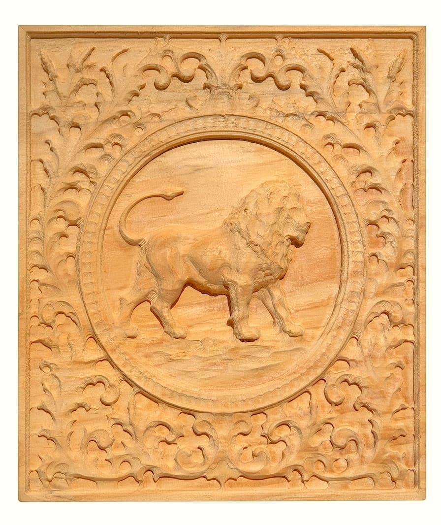 Panneau Lion : lion en marche dans un médaillon rond, encadré de rinceaux sculptés