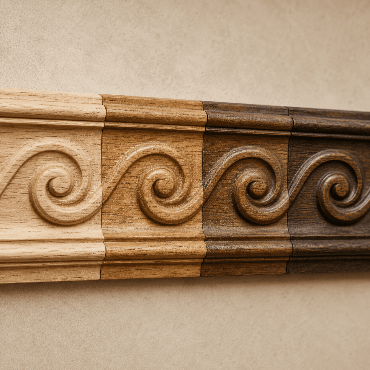 Cimaise à motif de vagues présentée en quatre teintes, du bois naturel au brun foncé