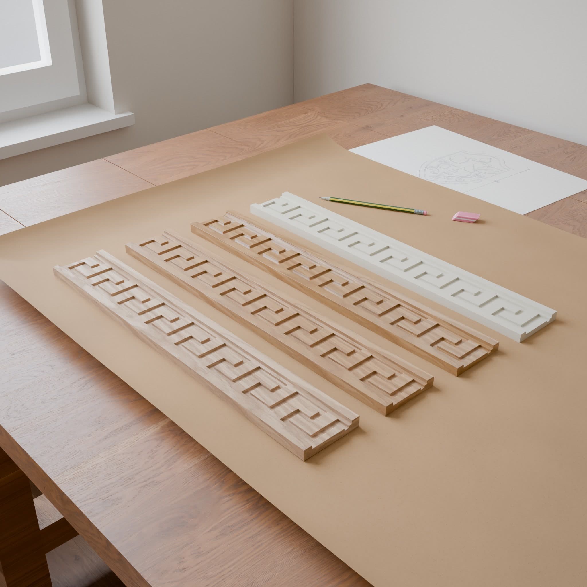 Mise en situation : une même cimaise à grecque en quatre finitions, trois teintes de bois et une peinte en crème, posées sur une table