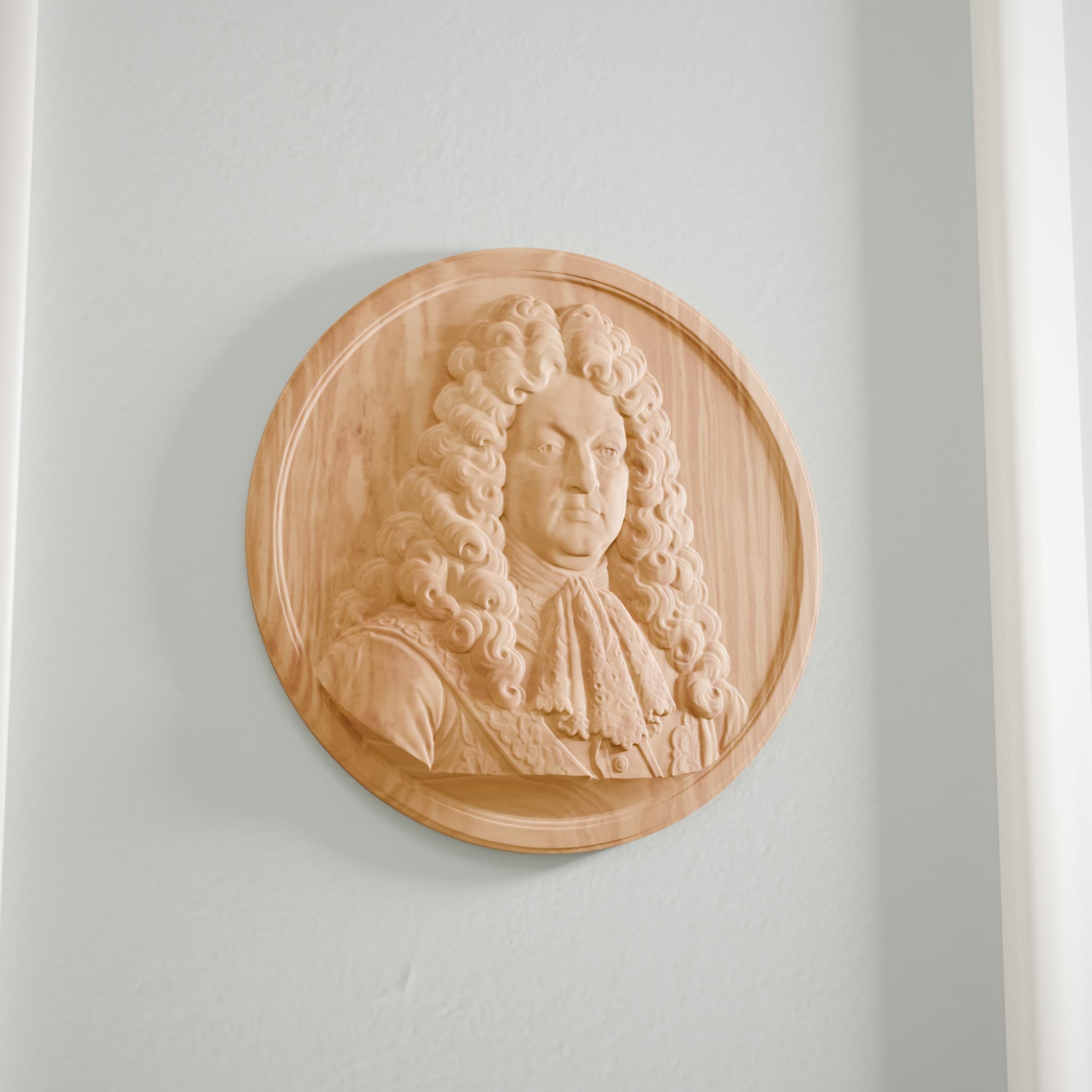 Mise en situation : portrait de Louis XIV sculpté en bas-relief dans un médaillon en bois clair, sur un mur clair