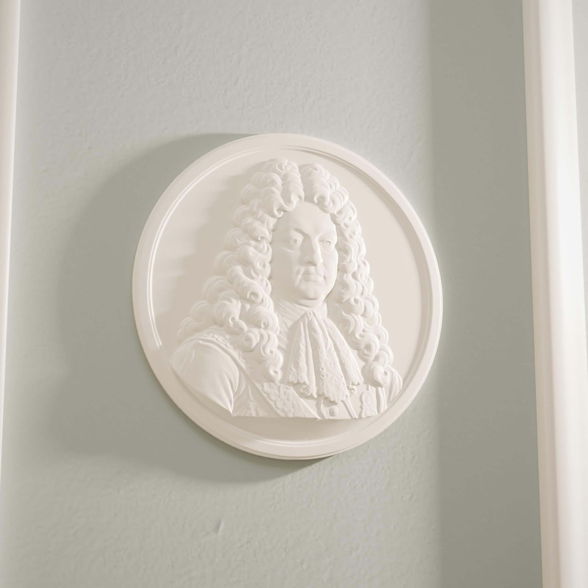 Mise en situation : le même portrait de Louis XIV en bas-relief, peint en blanc cassé