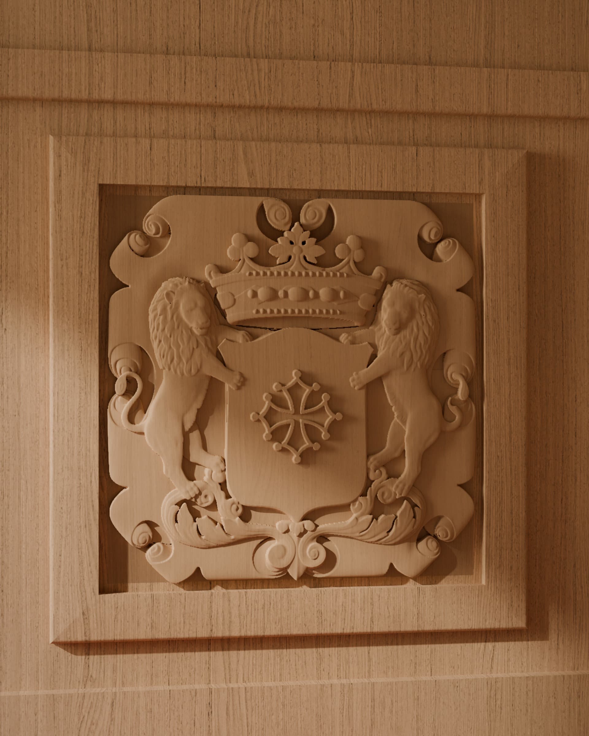Mise en situation : blason sculpté, écu couronné à la croix occitane tenu par deux lions, dans un cartouche à volutes pris dans une boiserie de chêne